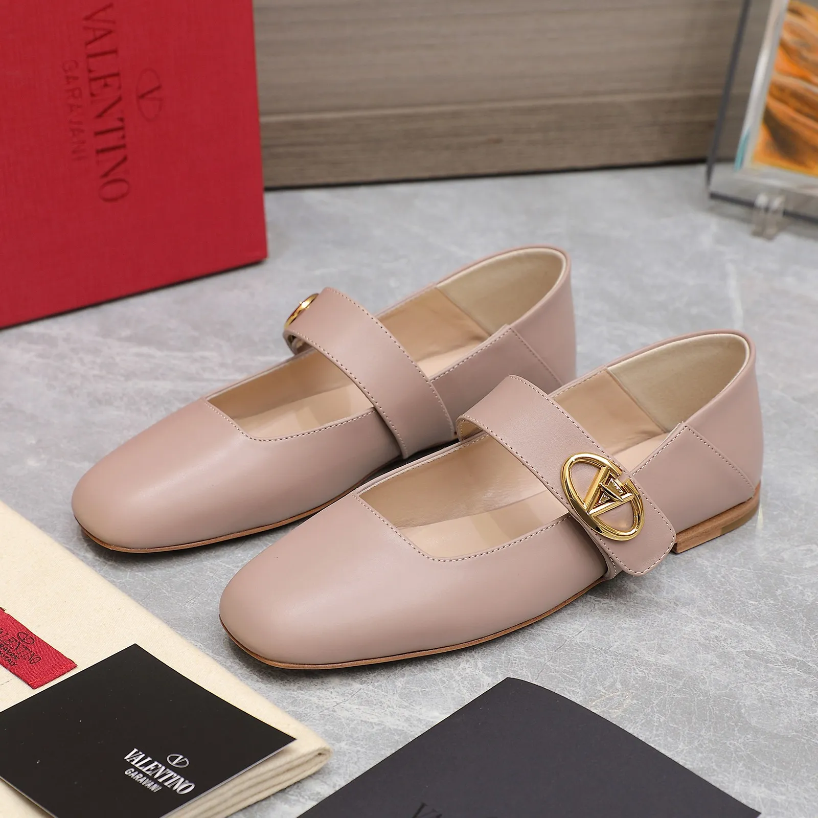 👟👟Ex-factory price 600👟👟 2024 early spring counter catwalk style updated simultaneously 💗Valentino💗Valentino strips deep mouth half drag / flat shoes / high heel shoes / series will be released in the future —————————— Top version Grandma deep mouth design combination highlights the brand’s unique design style, luxury and fashion, highly recognizable, exquisite round toe The side curve is perfect, the taste is particularly pure, and the ladylike temperament is full of femininity‼ ️ Upper: Made of imported cowhide. Lining: Made of mixed sheepskin. Original molded hardware buckle. Italian imported cowhide leather outsole. Size: 35-39 (40/41 customized)